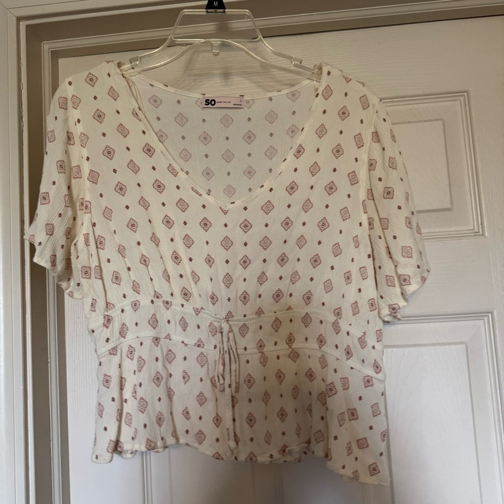 SO Ivory V-Neck Short Sleeve Peplum Blouse with Rust Diamond Print